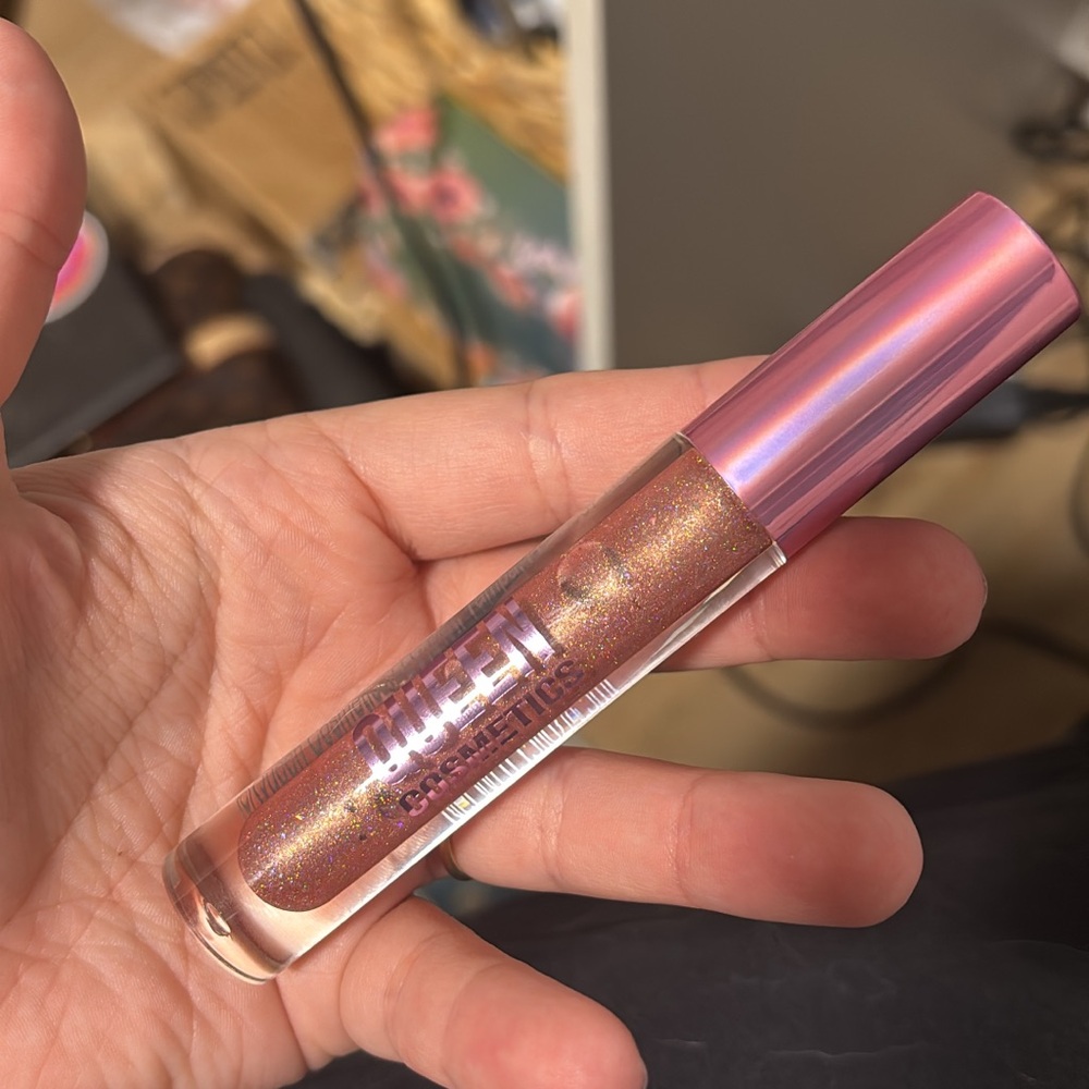 Queen Cosmetics holographic gloss in “FaceTime”